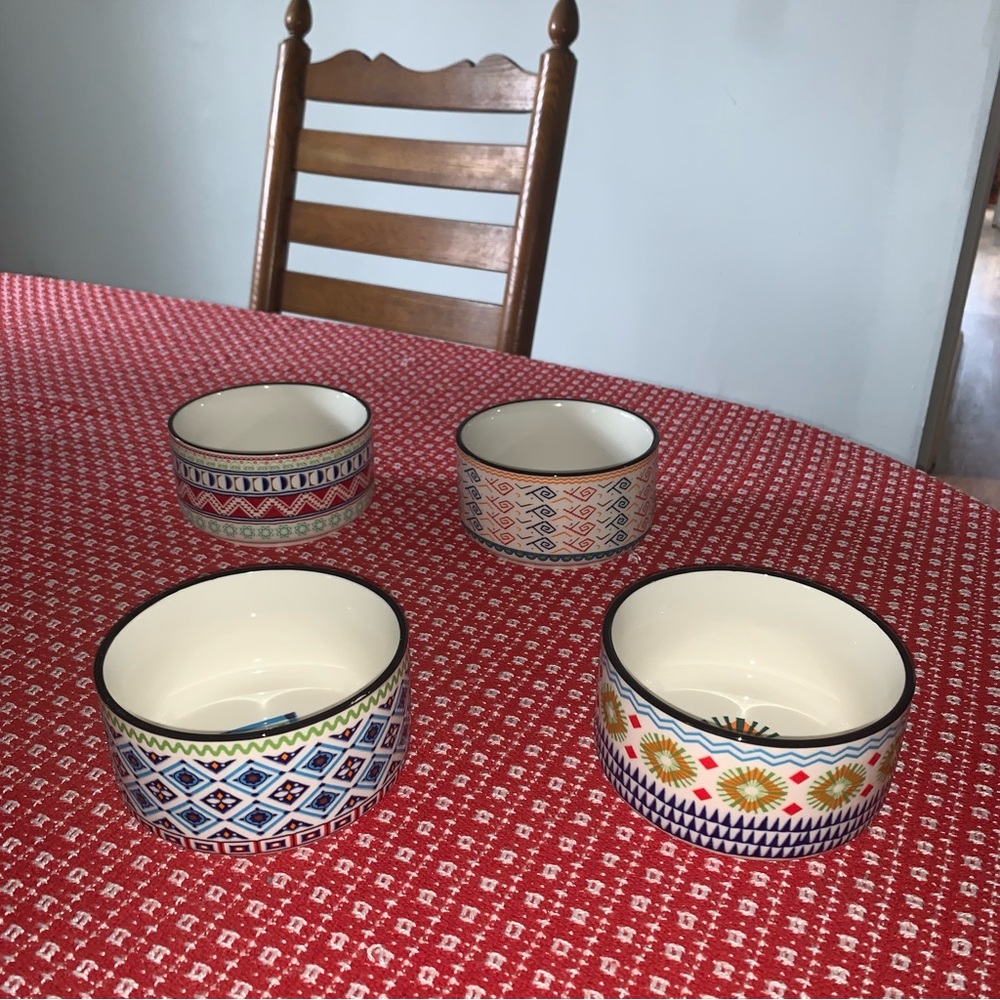 Set of 4 SIGNATURE HOUSEWARES Muti Colored Ceramic Bowls 5” x 2 3/4” EXCELLENT